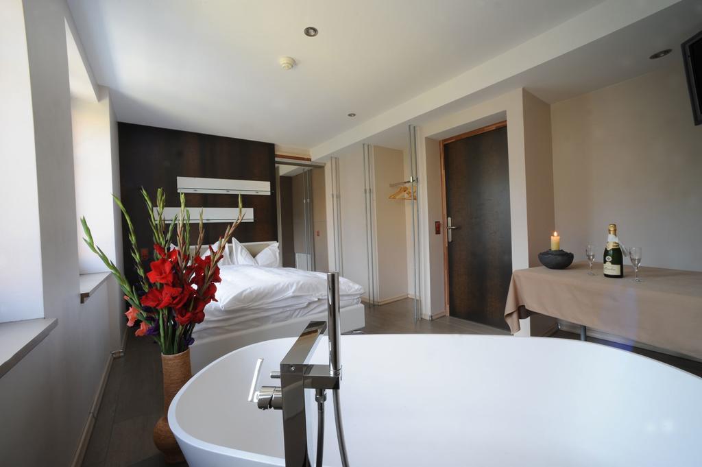 Chez Gilles Hotel Resto Bar Sa La Chaux De Fonds Phòng bức ảnh