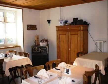 Chez Gilles Hotel Resto Bar Sa La Chaux De Fonds Ngoại thất bức ảnh