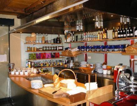 Chez Gilles Hotel Resto Bar Sa La Chaux De Fonds Ngoại thất bức ảnh